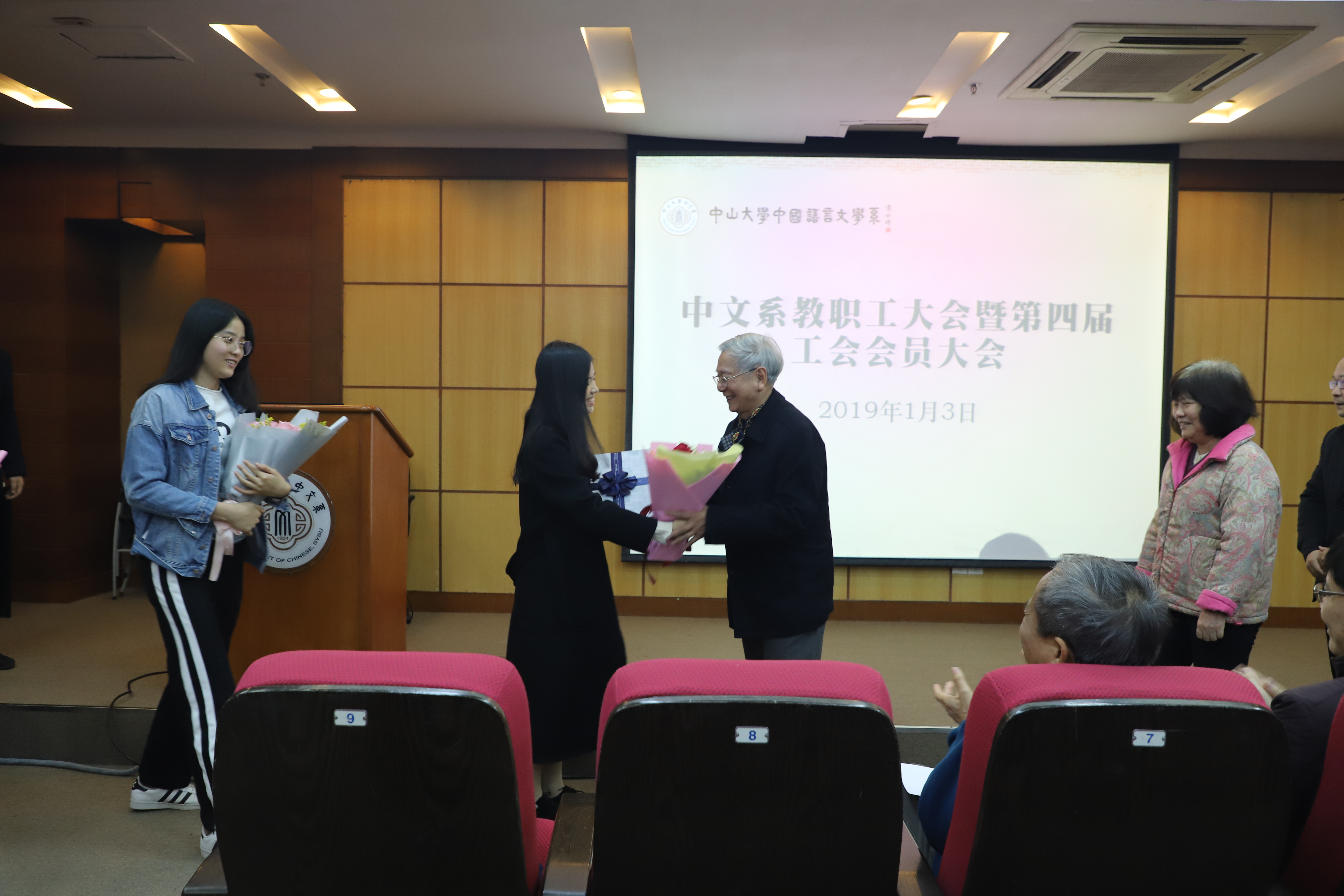 同学们为荣休老师献花